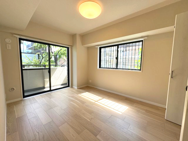 クレアール相模大野の洋室|洋室２(約6.2帖)
二面採光の洋室で陽当たり良好です！
バルコニーにもつながっており開放的な空間になっています！