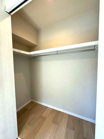 クレアール相模大野の収納|クローゼット(洋室２)
広々としたクローゼットでキャリーケースなどの大きい荷物も収納できそうです。
上部には棚が設けられており小物もすっきりと収納可能です！
