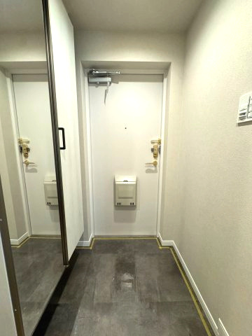 クレアール相模大野の玄関|玄関
広々とした玄関です。鏡が設けられており身だしなみをチェックすることができます。
