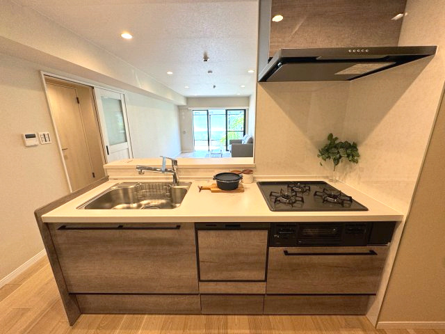 クレアール相模大野のキッチン|システムキッチン(浄水器内臓シャワー混合水栓・食洗器付)
オープンなのでリビングにいる家族とコミュニケーションを取りながら家事ができます。
カウンターが設けられていては配膳が楽ちんです！