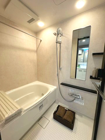 クレアール相模大野の浴室|浴室(追焚機能・換気乾燥暖房機付)
スライド式シャワーのため背の小さいお子様でも使用しやすいです。
換気乾燥暖房機付きで洗濯物なども干すことができそうです！
