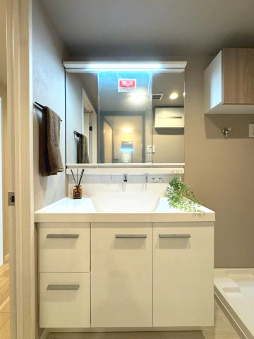 クレアール相模大野の独立洗面台|三面鏡付洗面化粧台
三面鏡裏には歯ブラシやドライヤーなどを収納することができます。
下段にも収納することができるのですっきりと保つことができます！