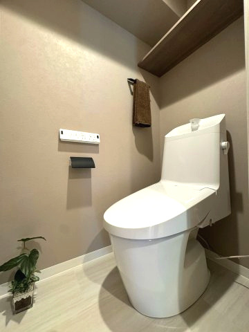 クレアール相模大野のトイレ|トイレ(ウォシュレット付き)
落ち着いた雰囲気のトイレです。上部には吊戸棚が設けられており掃除道具やトイレットペーパーなどを収納することができます！
