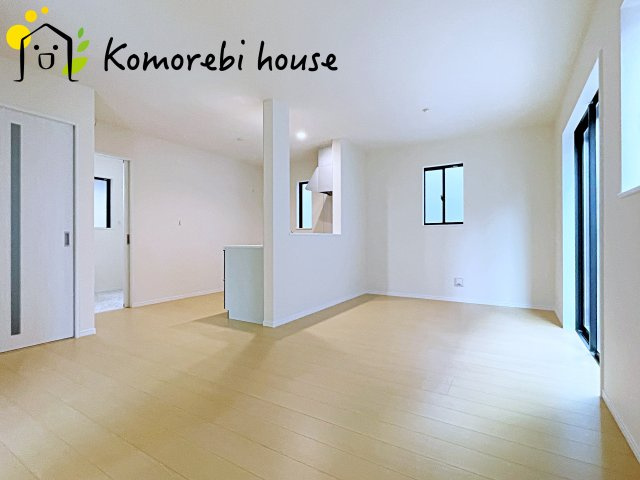 北本市北本　第1　新築一戸建て　ハートフルタウン　Aの居間・リビング|横長LDKは家具配置も自由で開放感あり。家族のライフスタイルに合わせた快適な暮らしを叶えます。