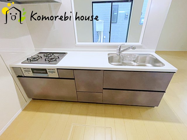 北本市北本　第1　新築一戸建て　ハートフルタウン　Aのキッチン|収納豊富なキッチンで、食器や調理器具もすっきり整理。毎日の料理が楽しくなる空間です。