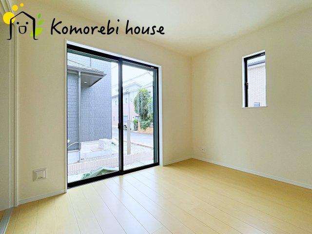 北本市北本　第1　新築一戸建て　ハートフルタウン　Aの洋室|朝日がやさしく差し込み、読書も在宅ワークも心地よくこなせる明るい洋室。生活リズムに寄り添い、使い方に合わせて表情を変えてくれる一部屋です。