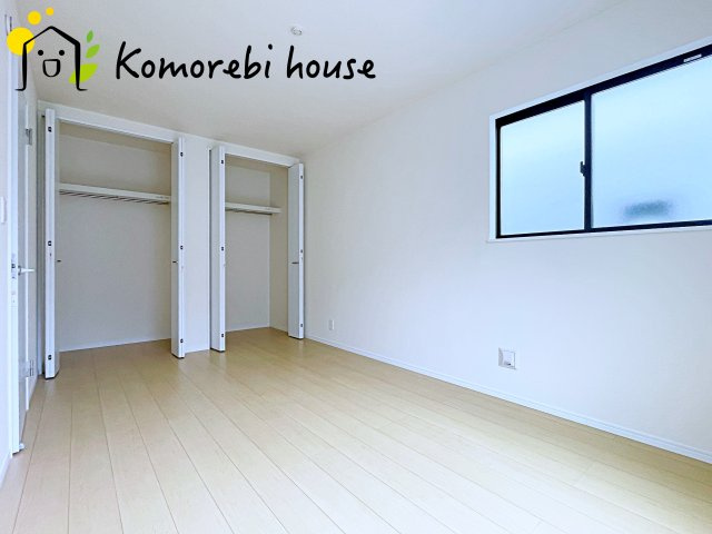 北本市北本　第1　新築一戸建て　ハートフルタウン　Aの寝室|寝室にはゆとりのある広さがあり、大きめのベッドも余裕をもって配置できます。
実際に内覧いただければ、サイズ感もよりイメージしやすいと思います。採寸もその場でご協力いたしますので、ぜひお確かめください。