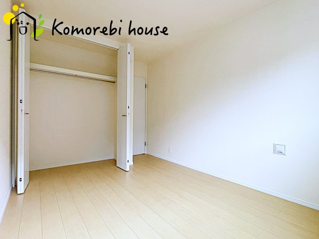 北本市北本　第1　新築一戸建て　ハートフルタウン　Aの子供部屋|日当たりがよく、机に向かう時間も自然とはかどる子ども部屋。寝る・学ぶ・遊ぶがコンパクトにまとまり、毎日の“小さな成長”を見守る空間です。