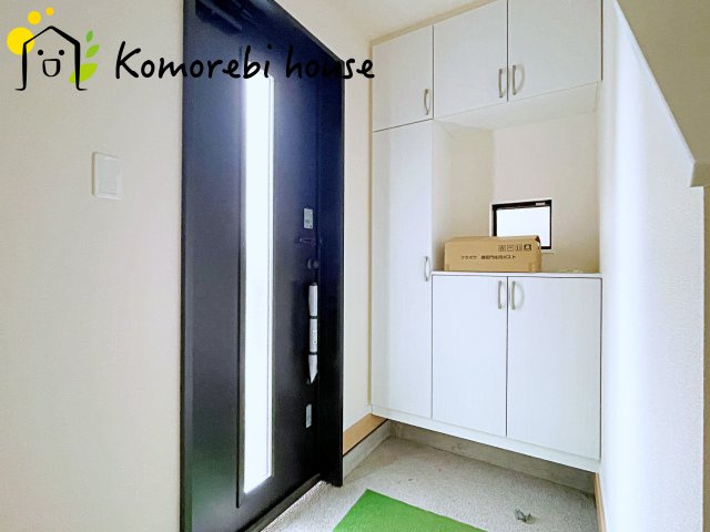 北本市北本　第1　新築一戸建て　ハートフルタウン　Aの玄関|明るく使いやすい玄関で、家族の生活をスムーズに。収納や導線も配慮された万能空間です。