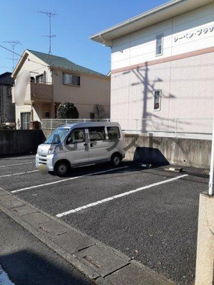 【駐車場】 | レーベンプラザ | 駐車場に車を止められます