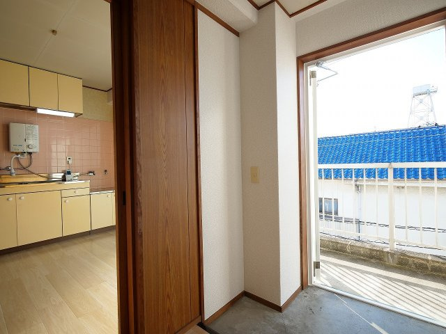 川崎ビルの玄関|※写真は別の部屋のものです。