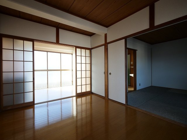 川崎ビルの居間・リビング|※写真は別の部屋のものです。