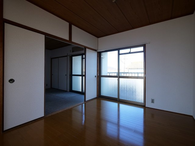 川崎ビルの洋室|※写真は別の部屋のものです。
