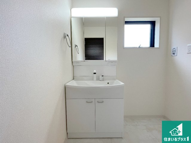 枚方市星丘　第6期　新築一戸建ての独立洗面台|清潔感のある洗面台です。フラットな鏡は掃除がしやすく毎日清潔！鏡裏には収納があるのでスッキリとした洗面台が保てます。