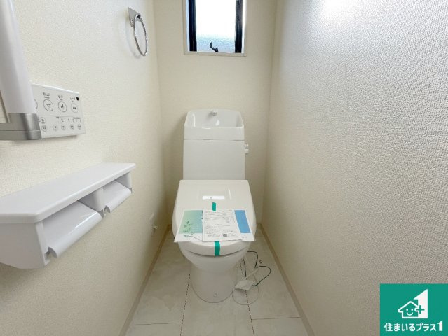 枚方市星丘　第6期　新築一戸建てのトイレ|1・2階の2ヶ所にあるので、朝の忙しい時間の順番待ちもなく、深夜の利用にも大変便利です。