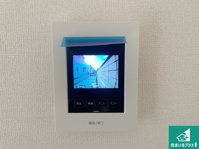 枚方市星丘　第6期　新築一戸建ての防犯設備|カラーモニターインターホン！声だけでなく来訪者の姿や顔がモニターで確認できるので、小さなお子様がいらっしゃるご家庭でも安心できます！