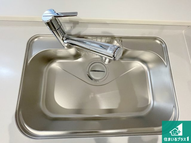 枚方市星丘　第6期　新築一戸建ての設備|蛇口の先端に浄水器を内蔵しています！原水と浄水、お湯と冷水、シャワーの切替えがワンタッチなので用途によって使い分けられます。