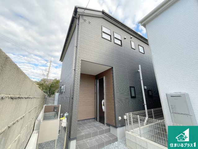 枚方市星丘　第6期　新築一戸建ての前面道路含む現地写真|周辺は閑静な住宅街！前面道路広々で車の出し入れも便利です。駐車が苦手な方でも安心して車庫入れできます！