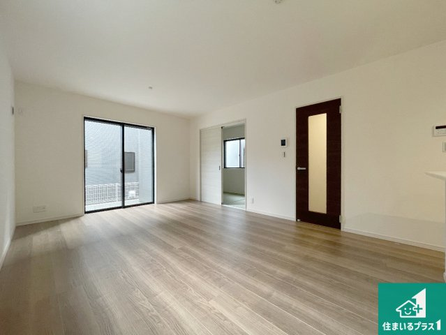 枚方市星丘　第6期　新築一戸建ての居間・リビング|日当たり良好の明るいリビングで朝の目覚めもスッキリできそう！対面キッチンでご家族のコミュニケーションも自然と増える設計！小さなお子様が遊ぶスペースを作っても広々とくつろげるLDK！