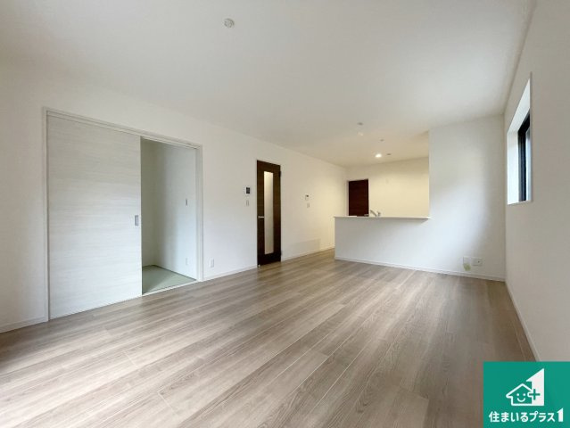 枚方市星丘　第6期　新築一戸建ての居間・リビング|子供を見守りながらお料理が出来るため家族のコミュニケーションか増えます♪スペースが広く確保されている為お子様が大きくなったときは一緒に料理を楽しめます♪