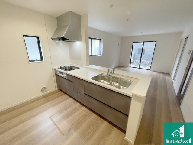 枚方市星丘　第6期　新築一戸建てのキッチン|リビングと統一感があり、使い勝手のいいキッチン。広々としているので、二人並んで作業が出来ちゃいます。お子様と一緒に色々なお料理に挑戦できるスペースがあります。