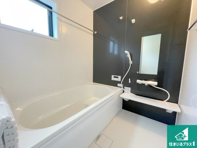 枚方市星丘　第6期　新築一戸建ての浴室|足をゆったり伸ばして寛げる浴槽です。窓が設けられていますので差し込む光が明るく穏やかな雰囲気にしてくれます♪浴室乾燥機も設置しているので、雨の日の洗濯物も安心です♪