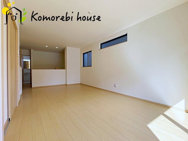 北本市北本　第1　新築一戸建て　ハートフルタウン　Cの居間・リビング|高性能窓と断熱材を採用したLDKで、冷暖房効率アップ。家族が集まる時間も快適に過ごせるリビングです。