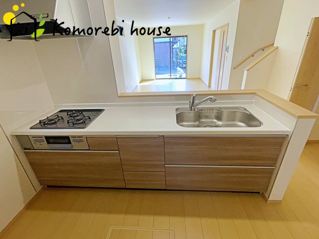 北本市北本　第1　新築一戸建て　ハートフルタウン　Cのキッチン|収納豊富なキッチンで、食器や調理器具もすっきり整理。毎日の料理が楽しくなる空間です。