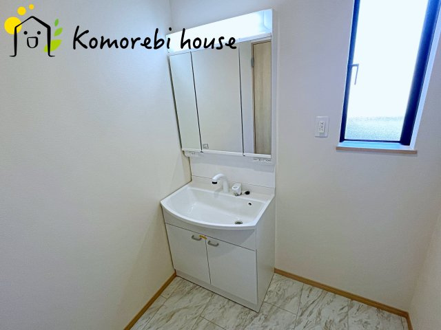 北本市北本　第1　新築一戸建て　ハートフルタウン　Cの独立洗面台|白を基調とした清潔感のある洗面台。シンプルで上品なデザインが空間に明るさをプラスします。