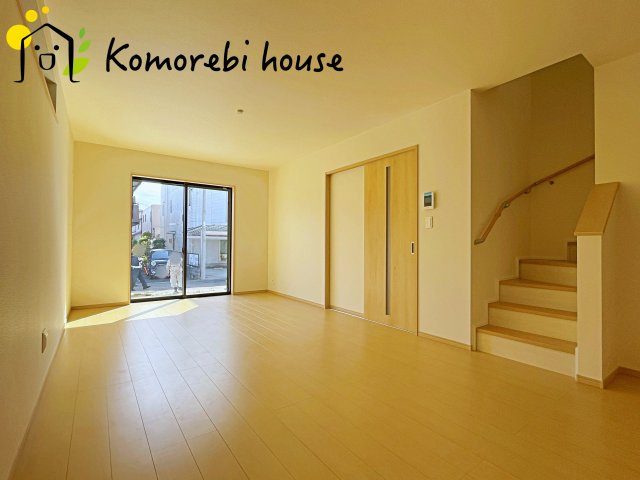 北本市北本　第1　新築一戸建て　ハートフルタウン　Cの居間・リビング|18帖以上の広々LDK。家族が集まり、食事や会話、くつろぎの時間が自然と重なる空間です。