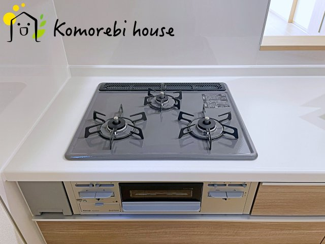 北本市北本　第1　新築一戸建て　ハートフルタウン　Cのキッチン|同時調理が叶う3口コンロと便利なグリル付き。忙しい朝のお弁当作りも、夕食の複数メニューもスムーズにこなせる頼れる設備です。