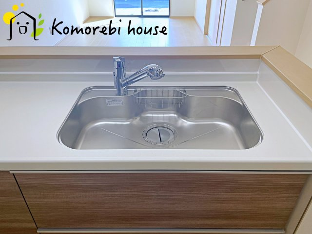 北本市北本　第1　新築一戸建て　ハートフルタウン　Cのキッチン|浄水器一体型で、いつでも美味しいお水がそのまま使えるキッチンシンク。料理やコーヒーづくり、炊飯にも安心して利用でき、毎日の食卓が少し豊かに。