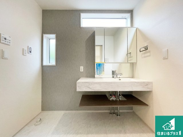 大津市際川　新築一戸建ての独立洗面台|清潔感のある洗面台です。フラットな鏡は掃除がしやすく毎日清潔！鏡裏には収納があるのでスッキリとした洗面台が保てます。