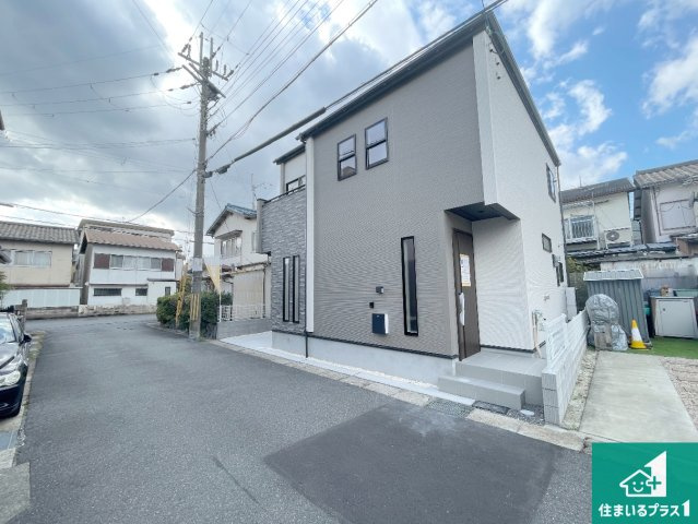 大津市際川　新築一戸建ての前面道路含む現地写真|周辺は閑静な住宅街！前面道路広々で車の出し入れも便利です。駐車が苦手な方でも安心して車庫入れできます！