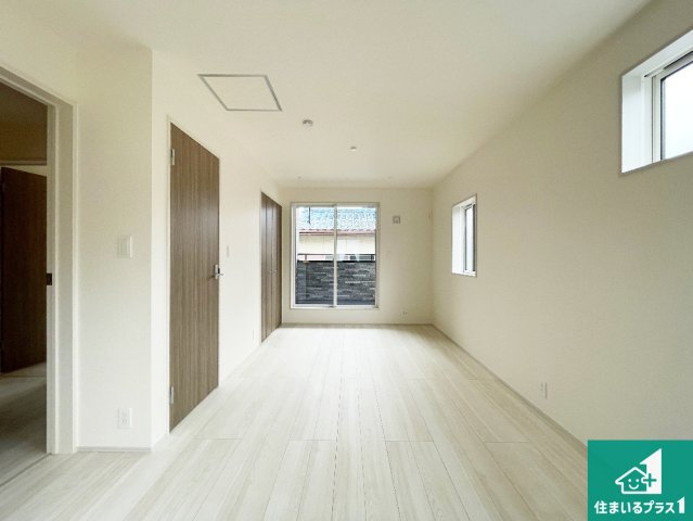 大津市際川　新築一戸建ての洋室|シンプルな洋室は、自分好みのインテリアが楽しめます♪ご家族とインテリアや家具を選びに行くのは新築購入時の醍醐味の一つです。ぜひお楽しみください♪