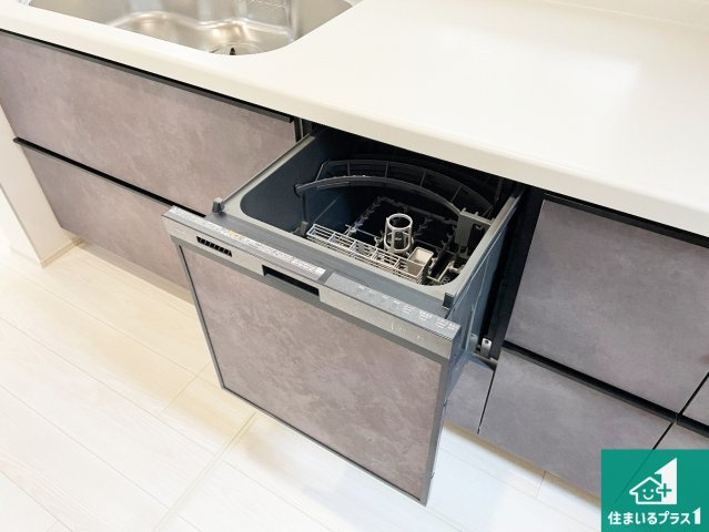 大津市際川　新築一戸建ての設備|食事後の一仕事、食器洗いをボタン一つでお任せできちゃいます！場所を取らないビルトイン式なので、お料理スペースもしっかり確保！