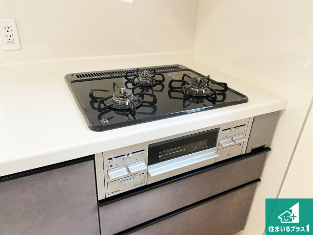 大津市際川　新築一戸建ての設備|ダブル高火力Ｓｉセンサー付きコンロ！３口あるので、まとめて料理をする時も大活躍！