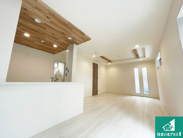 大津市際川　新築一戸建ての居間・リビング|シンプルなリビングは、観葉植物等のインテリアを楽しめますね！パパ好みにも、ママ好みにも家具次第で雰囲気を変えることができます！