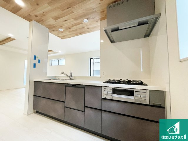 大津市際川　新築一戸建てのキッチン|リビングと統一感があり、使い勝手のいいキッチン。広々としているので、二人並んで作業が出来ちゃいます。お子様と一緒に色々なお料理に挑戦できるスペースがあります。