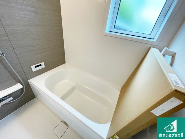 大津市際川　新築一戸建ての浴室|足をゆったり伸ばして寛げる浴槽です。窓が設けられていますので差し込む光が明るく穏やかな雰囲気にしてくれます♪浴室乾燥機も設置しているので、雨の日の洗濯物も安心です♪