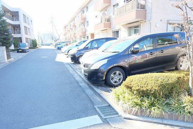 ニューノース壱番館の駐車場