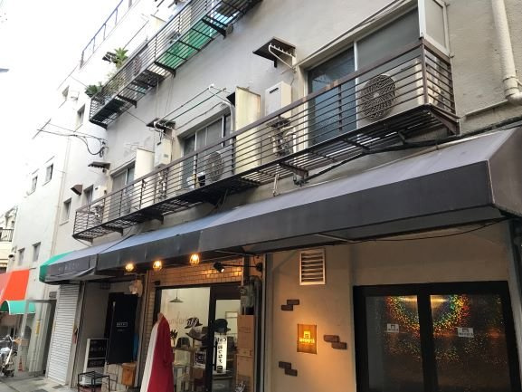 元町北ハイツの外観|1階には、レトロな喫茶店、人気の雑貨屋などが営業中です。