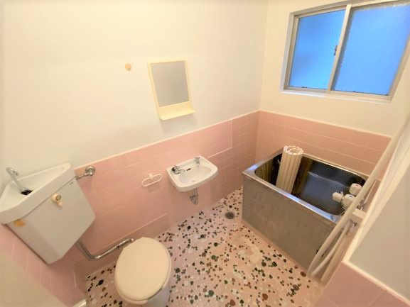 元町北ハイツの浴室|レトロ感が好きな人にはたまらないタイル貼りの浴室。トイレと洗面が一緒ですがスペースは十分あります。