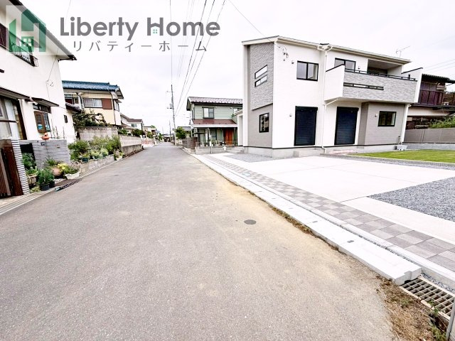 土浦市天川1丁目2期　新築戸建の前面道路含む現地写真