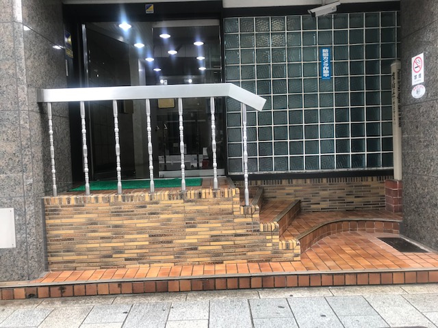 見真ビル（ケンシン）のエントランス
