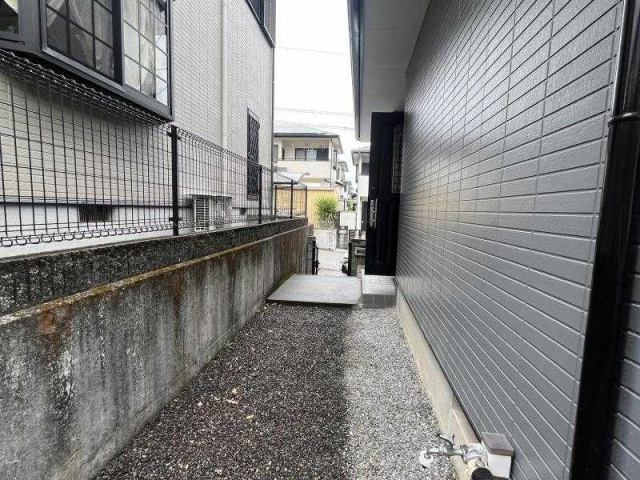 高知市潮見台１丁目　中古一戸建て（高台）の収納|2つの収納を備えた便利な空間。衣類も日用品もすっきり整理できます。