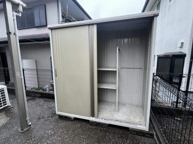 高知市潮見台１丁目　中古一戸建て（高台）の洋室|引き戸で仕切れる２部屋構成！子ども部屋や書斎・寝室など多用途に使える間取りです。