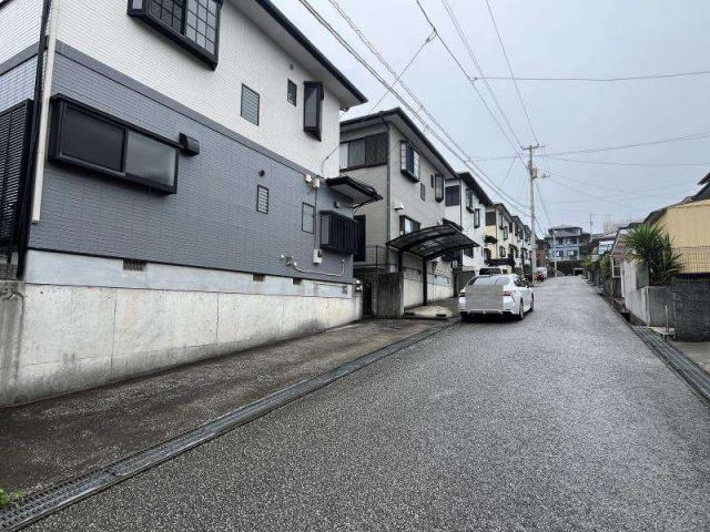 高知市潮見台１丁目　中古一戸建て（高台）の洋室|明るい窓付きの洋室は、書斎や子ども部屋にぴったりなサイズ感です◎