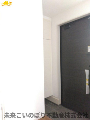 【玄関】 | Erde白岡市白岡11期5号棟 | 内側から見た玄関はとても開放感があり、気持ちよくお出かけができます。
収納もしっかりあるので家族の靴をきちんと片づけておけます。