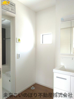 【脱衣所】 | Erde白岡市白岡11期5号棟 | 洗面脱衣室には窓があり空気の入れ替えが出来カビの防止対策できますよ。